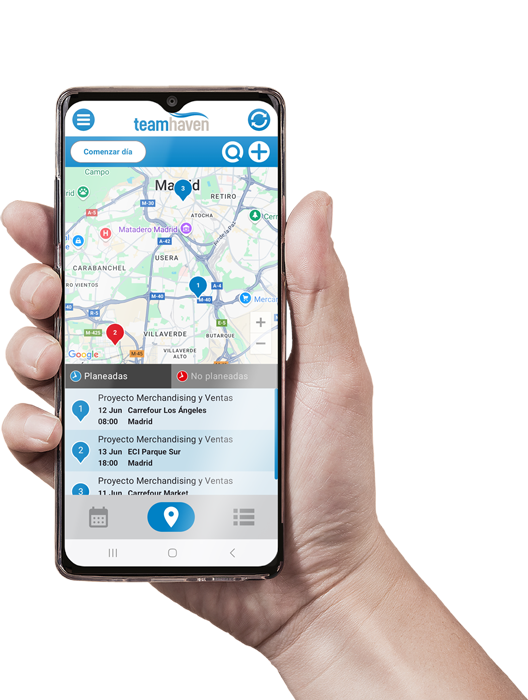 Móvil en mano con mapa en la app TeamHaven Mobile