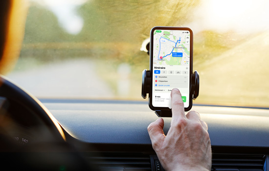Utilisation d’un téléphone en voiture affichant une carte