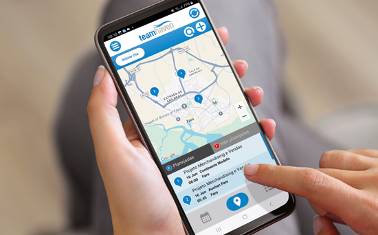 Celular exibindo um mapa no app TeamHaven Mobile